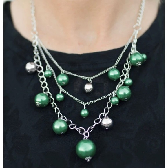 🆑3 for $10🆑Metallic green and silver necklace